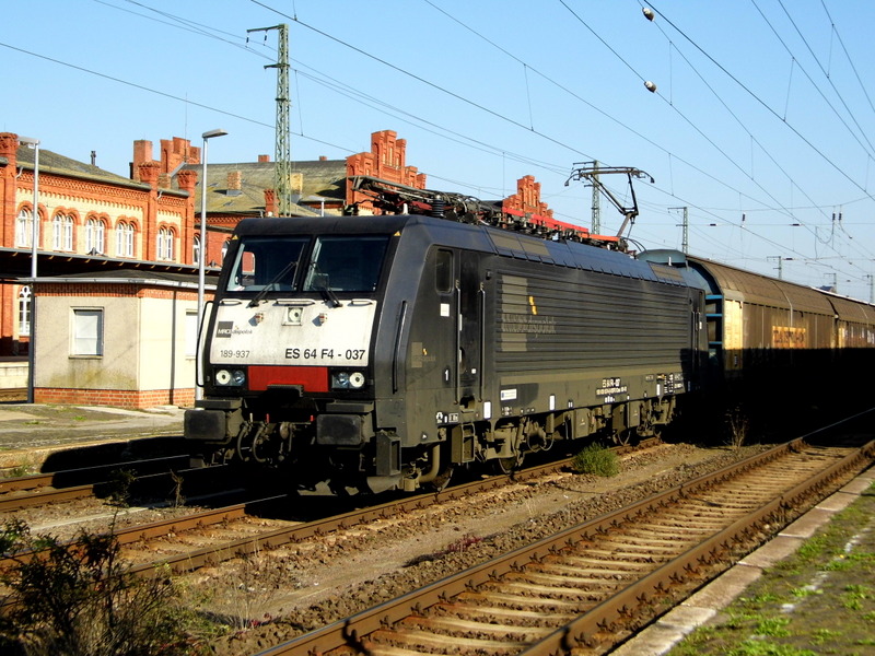 Am 4.10.2014 kam die 189 937 von der OHE Cargo GmbH (MRCE dispolok) aus Richtung Magdeburg nach Stendal und fuhr weiter in Richtung Wittenberger.