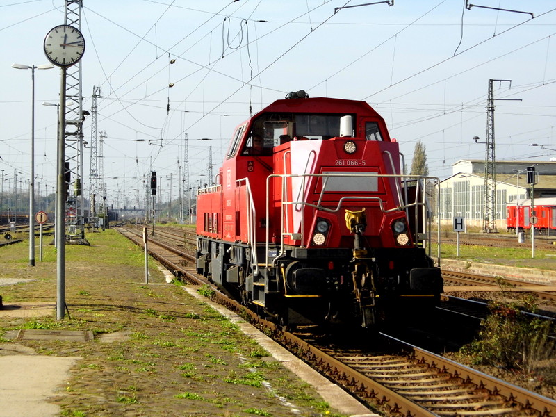 Am 5.10.2014 fuhr die 261 066-5 von der DB von Stendal nach Magdeburg .
