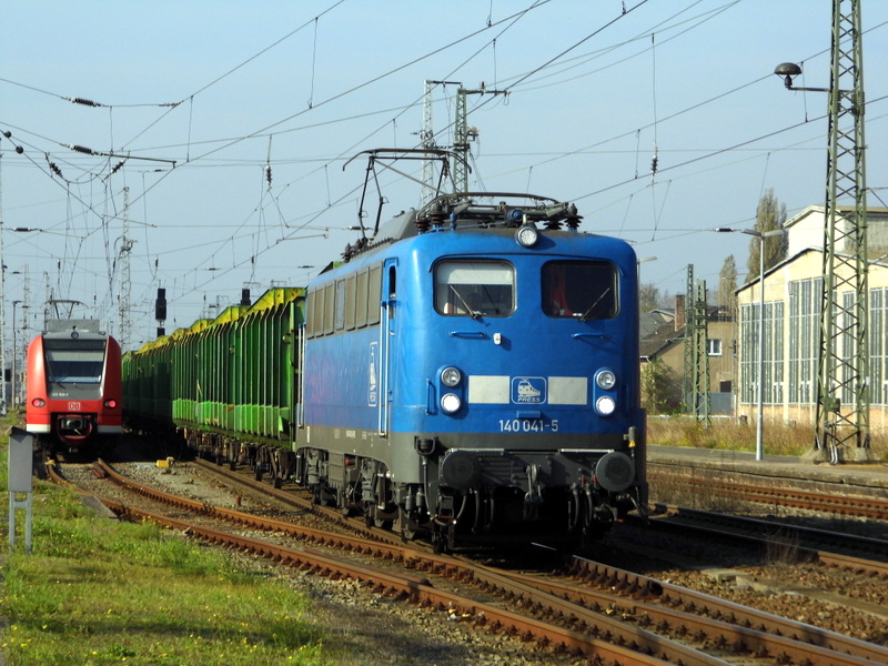 Am 5.10.2014 kam die 140 041-5 von der Press aus Richtung Borstel bei Stendal nach Stendal und fuhr weiter in Richtung Berlin .
