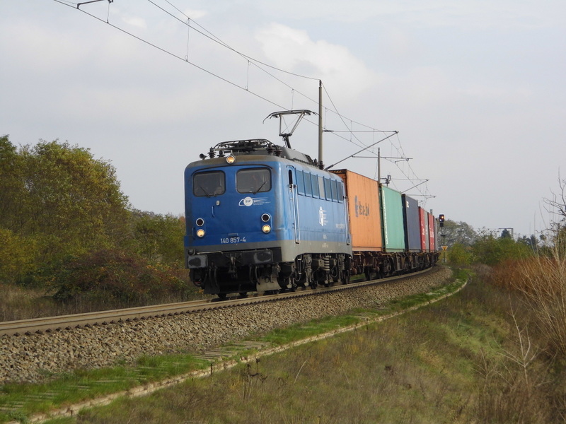 Am 6.11.2014 kam die 140 857-4 von der EGP aus Richtung Stendal und fuhr weiter in Richtung Salzwedel .