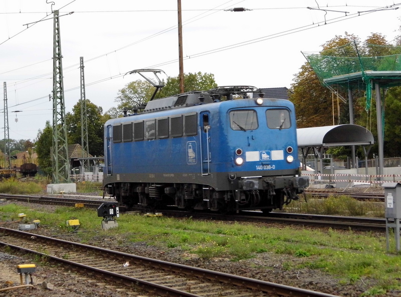 Am 7.10.2014 kam die   140 038-0 von der Press Lz aus Richtung Magdeburg nach Stendal .
