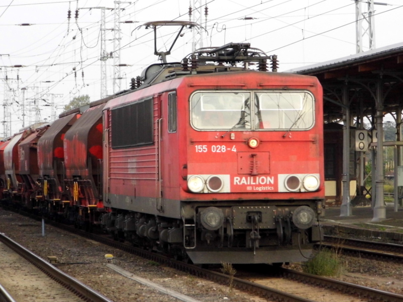 Am 7.10.2014 kam die 155 028-4 von der Railion aus Richtung Magdeburg nach Stendal und fuhr weiter in Richtung Wittenberger.