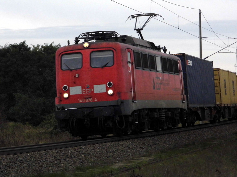 Am 9.10.2014 kam die 140 876-4 von der EGP aus Richtung Stendal und fuhr weiter in Richtung  Salzwedel  . 