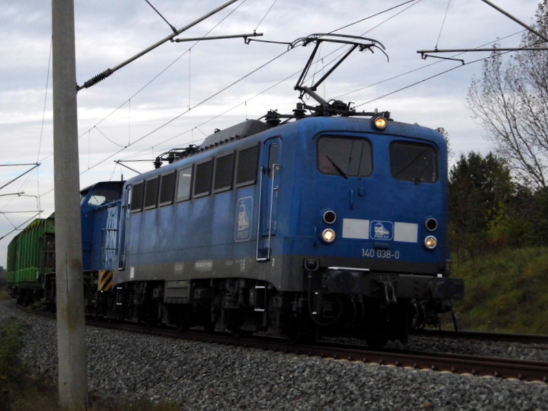 Am 9.10.2014 kamen die 204 012-4 und die 140 038-0 von der Press aus Richtung Borstel bei Stendal und fuhren  weiter in Richtung  Stendal .