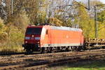 Am 05.11.2020 kam die 185 061-9  von  DB Cargo Deutschland AG ,  aus Richtung Magdeburg nach Niederndodeleben und fuhr weiter in Richtung Braunschweig .